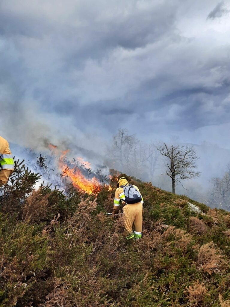 En las imágenes el incendio en Cabuérniga, 11 de abril de 2022, foto Gobierno de Cantabria