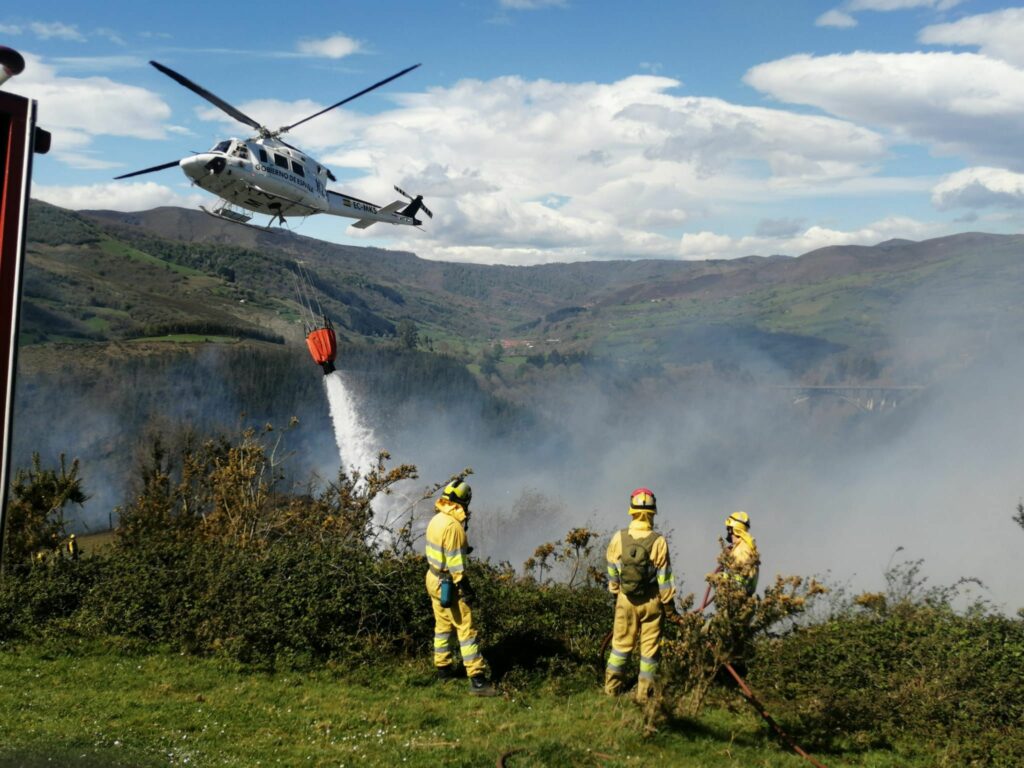 Fotos de este mediodía en el incendio de Bostronizo.