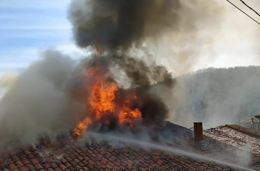  Un incendio arrasa una vivienda en Colio