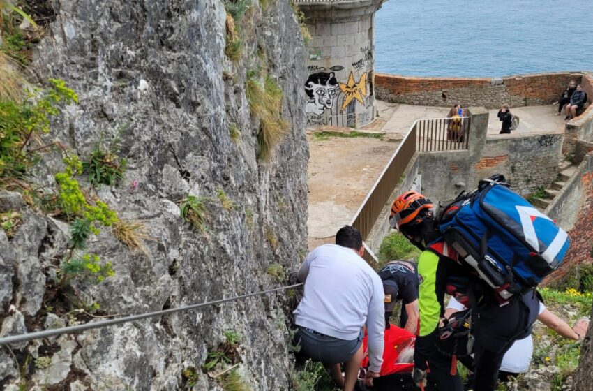  El helicóptero medicalizado del Gobierno realiza un rescate en el Faro del Caballo de Santoña
