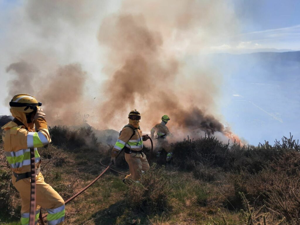 En las imágenes el incendio en Río de los Vados, en Ucieda, Ruente.
