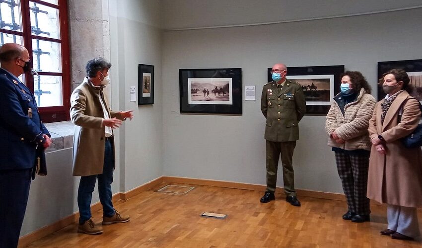 Comillas acoge la exposición de láminas del pintor de batallas Augusto Ferrer Dalmau