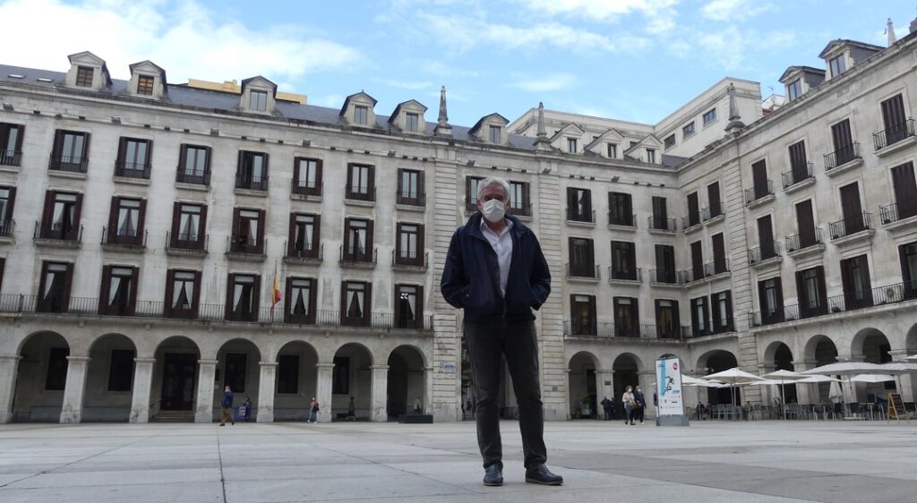 José María Fuentes-Pila en la Plaza Porticada de Santander