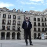 José María Fuentes-Pila en la Plaza Porticada de Santander