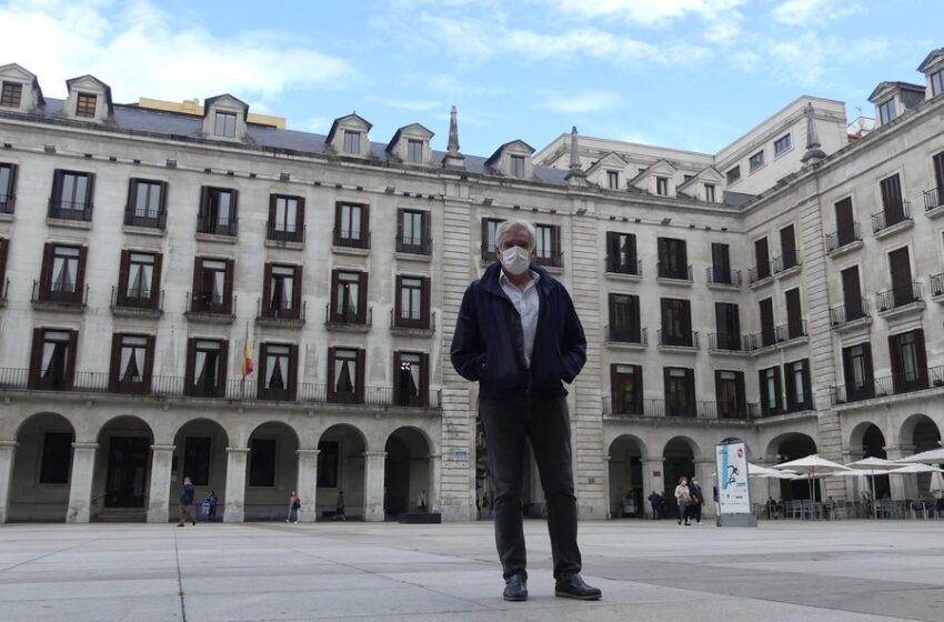 José María Fuentes-Pila en la Plaza Porticada de Santander