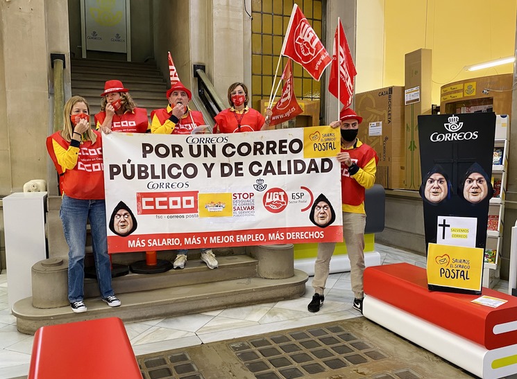 Delegados de CCOO y UGT en Correos se encierran en la oficina de Santander para denunciar el ‘desmantelamiento’ del Servicio