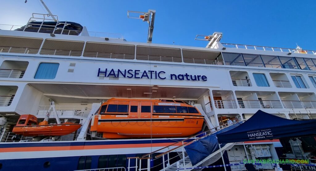Pie de foto: El Hanseatic Nature durante su escala en Santander el año pasado.