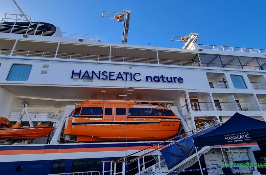 Pie de foto: El Hanseatic Nature durante su escala en Santander el año pasado.