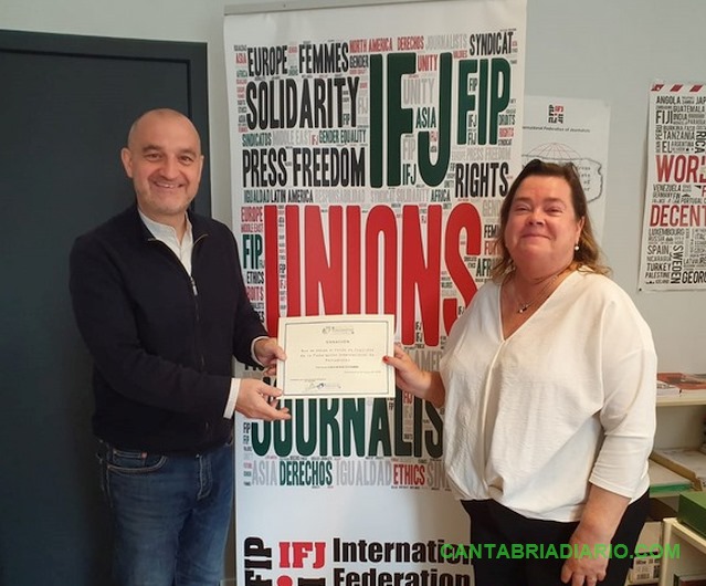 En la imagen el secretario general de la FIP Anthony Bellanger y María Ángeles Samperio