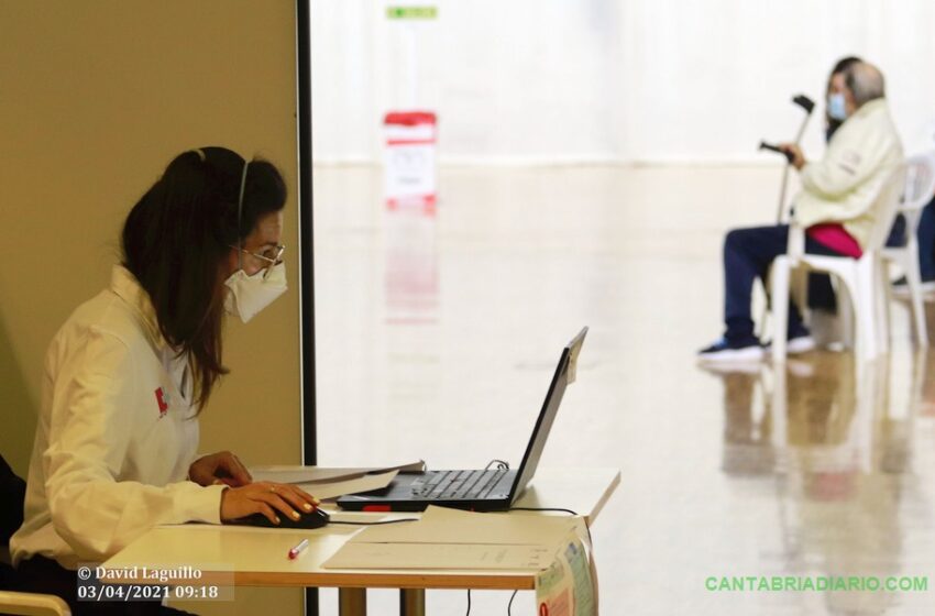 En la imagen el proceso de vacunación en el Palacio de Exposiciones de Santander