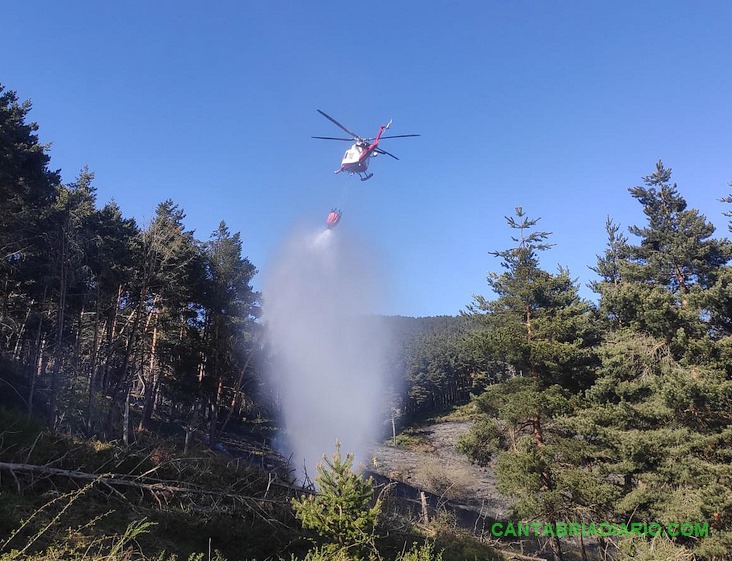 Tres incendios provocados este domingo en Cantabria - En la imagen el incendio en Bustasur (Las Rozas de Valdearroyo)