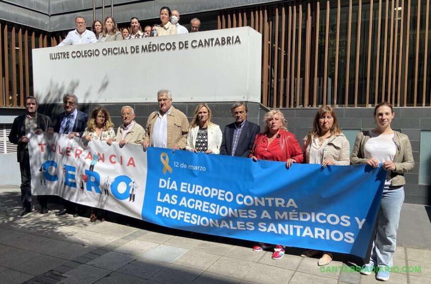 En la imagen una concentración contra las agresiones a profesionales sanitarios