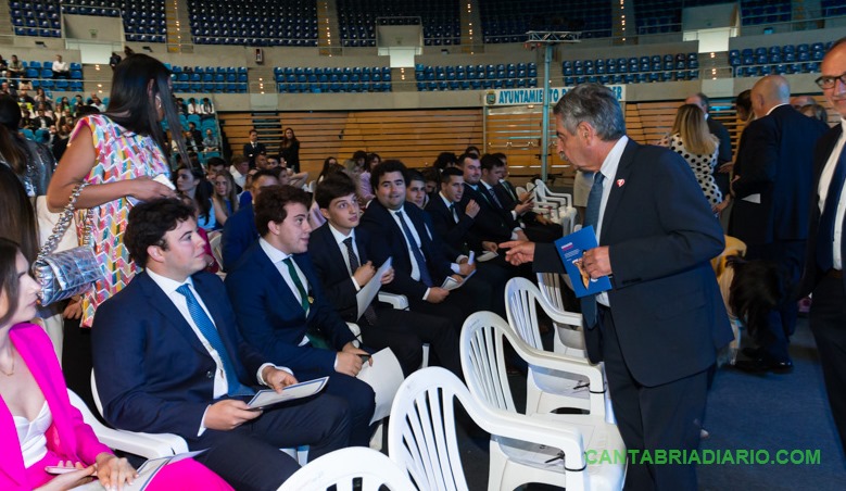 Revilla asiste a la graduación de 239 alumnos de Cesine Foto: Raúl Lucio - gobierno de Cantabria