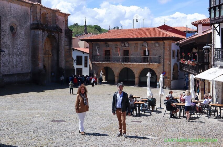 La alcaldesa, María Teresa Noceda Llano, junto al concejal de Comercio y Turismo, Pedro Velarde, en la céntrica Plaza de la Constitución.