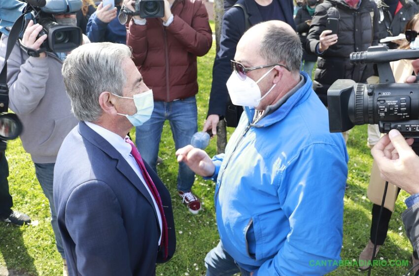 El presidente de Cantabria Miguel Ángel Revilla recibió su vacuna entre gritos de hosteleros cántabros - (C) Foto: David Laguillo-CANTABRIA DIARIO