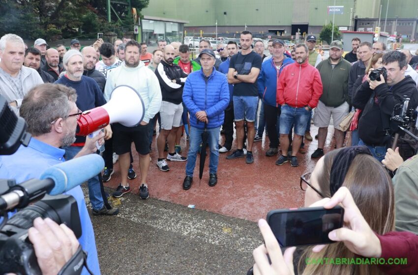 En la imagen trabajadores del metal en el exterior de Global Steel Wire - (C) Foto: David Laguillo - CANTABRIA DIARIO