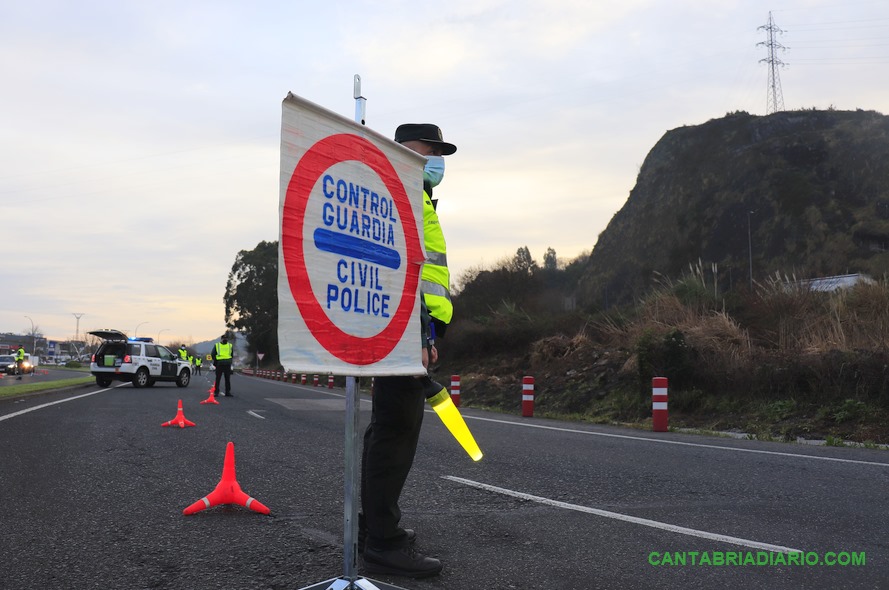 Un control de tráfico de la Guardia Civil - (C) Foto: David Laguillo - CANTABRIA DIARIO