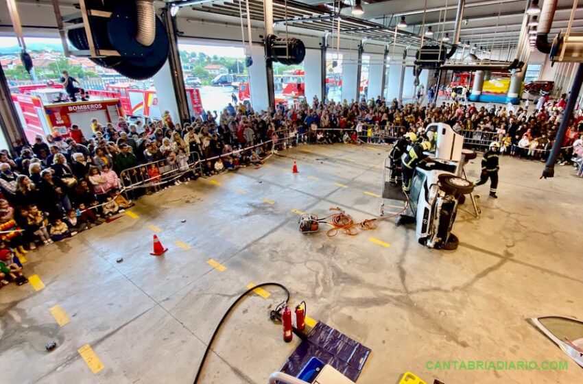 La alcaldesa asiste a la jornada de puertas abiertas de los bomberos de Santander