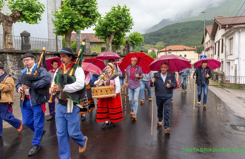 Revilla y Blanco participan en la primera subida en albarcas desde Arredondo hasta la ermita de San Juan de Socueva