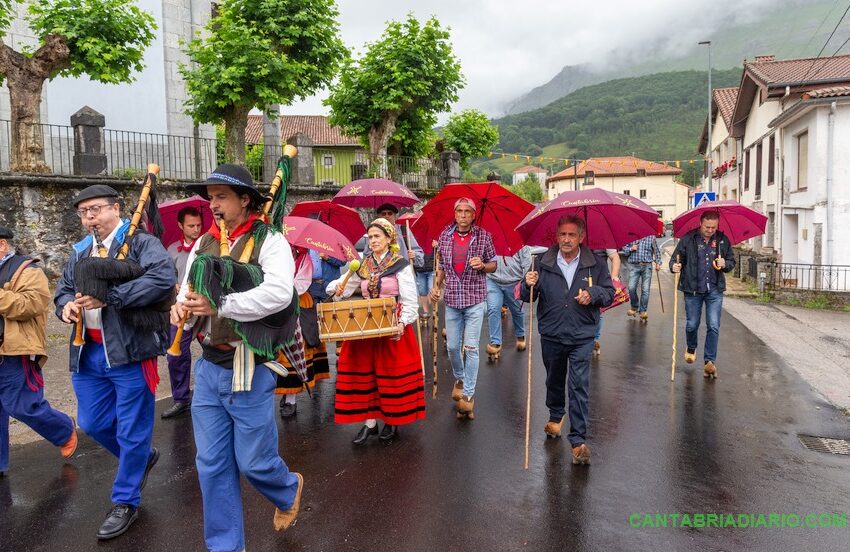  Revilla y Blanco participan en la primera subida en albarcas desde Arredondo hasta la ermita de San Juan de Socueva