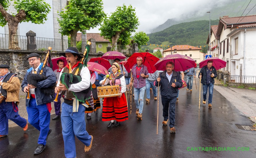 Revilla y Blanco participan en la primera subida en albarcas desde Arredondo hasta la ermita de San Juan de Socueva
Foto: Miguel López / Gobierno de Cantabria