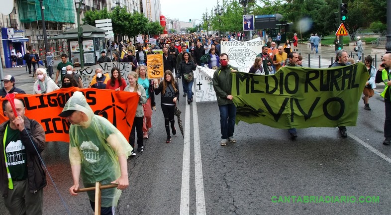  Cientos de personas se manifiestan en Santander contra los polígonos eólicos