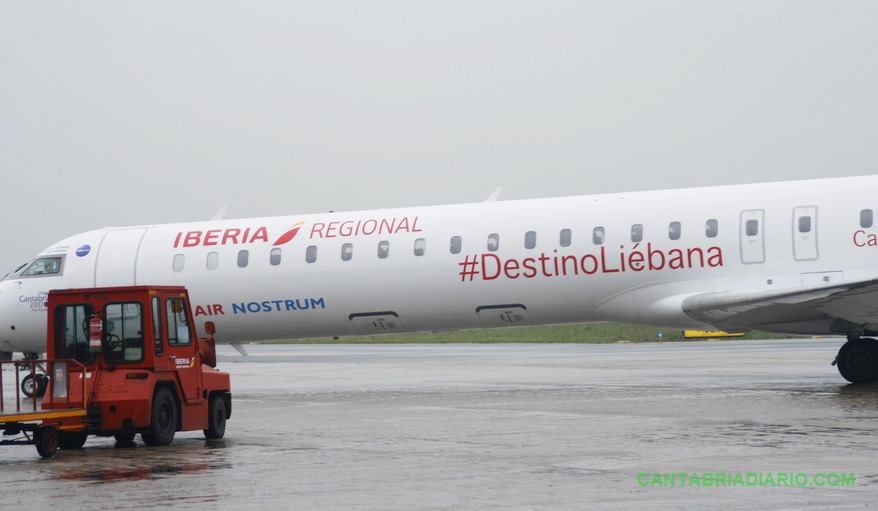 En la imagen de archivo un avión en el Aeropuerto Seve Ballesteros - (C) David Laguillo