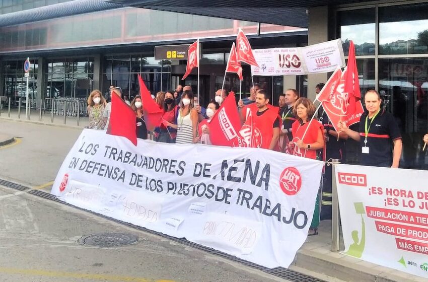 El personal de AENA se concentra en Santander para exigir la reposición de la productividad retirada durante la pandemia