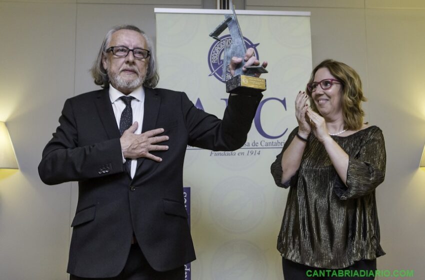 FOTO: ROBERTO RUIZ Pablo Hojas, fallecido en julio de 2022, durante la ceremonia en la que recibió el Premio Estrañi 2016 de la APC, acompañado por la presidenta Dolores Gallardo