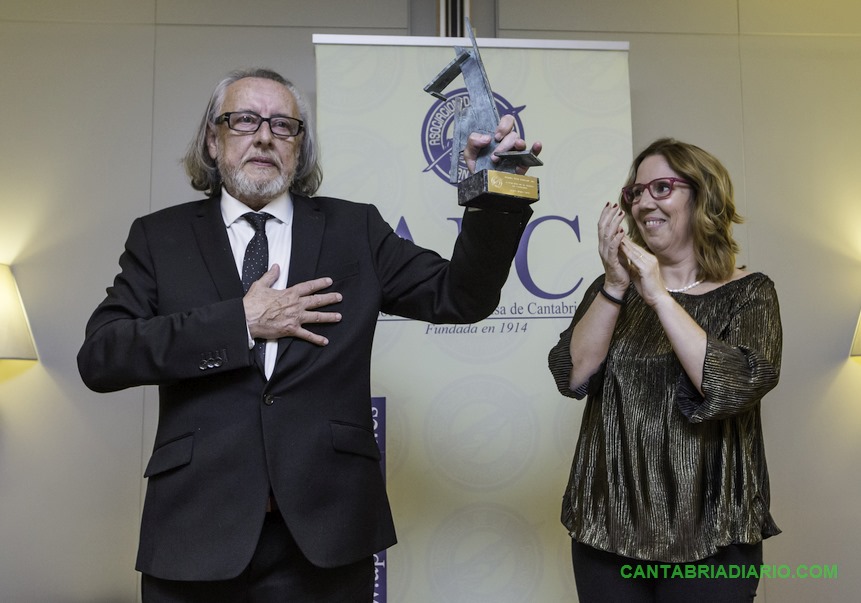 <!-- wp:paragraph -->
<p>FOTO: ROBERTO RUIZ</p>
<!-- /wp:paragraph -->
<!-- wp:paragraph -->
<p>Pablo Hojas recibe el Premio Estrañi 2016 de la APC</p>
<!-- /wp:paragraph -->