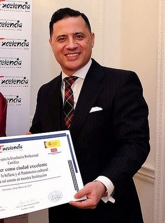 Detenido por presunta corrupción de menores el falso conde que entregó a Santander una distinción como «ciudad excelente»
