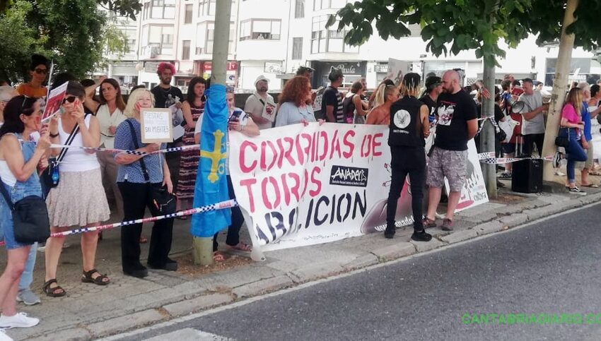  Antitaurinos se concentraron frente a la Plaza de Toros de Santander