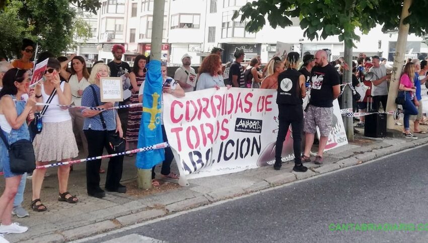 Antitaurinos se concentraron frente a la Plaza de Toros de Santander