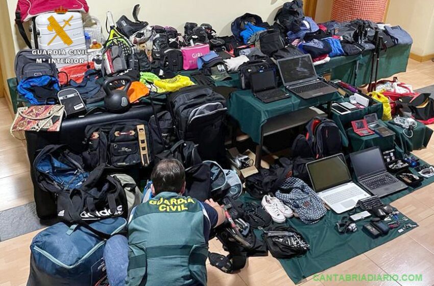 Detenidos los presuntos autores de robos en el interior de cincuenta vehículos estacionados en playas