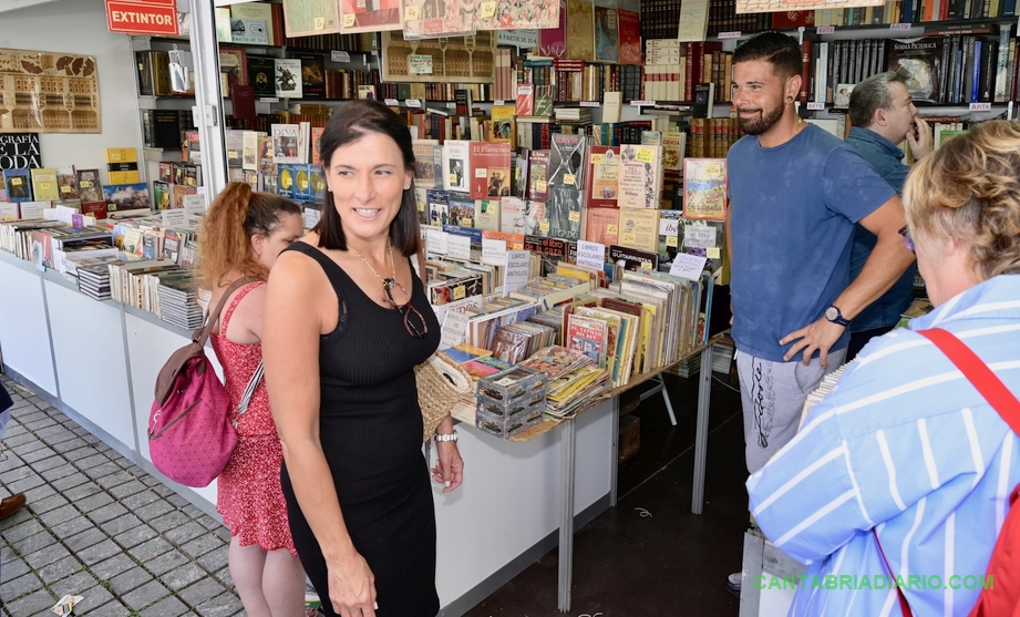 Gema Igual inaugura la Feria del Libro Viejo