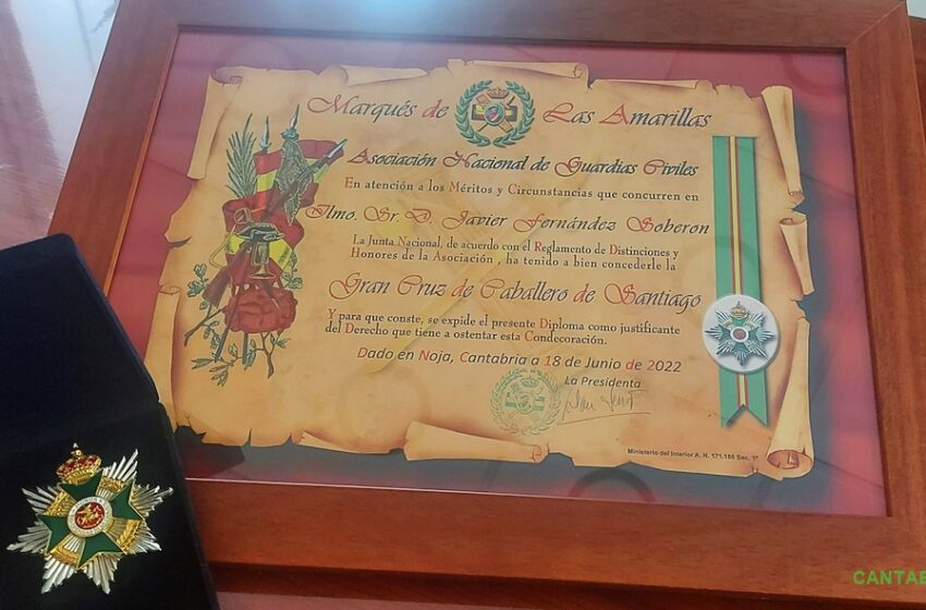 El alcalde de Astillero recibe la Gran Cruz de Caballero de Santiago de la Asociación de Guardias Civiles Marqués de las Amarillas