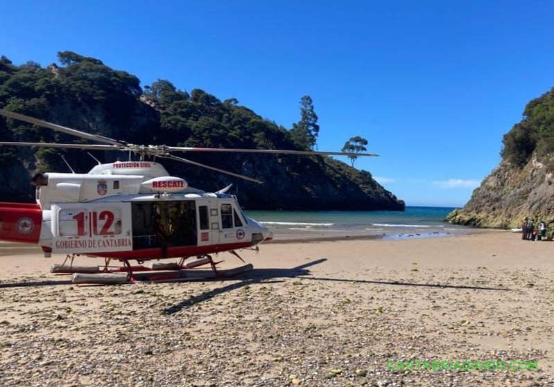  El helicóptero del Gobierno evacua en estado grave a un bañista de una playa de Pechón