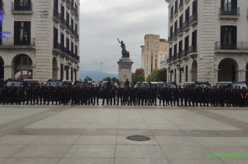  Unos 80 agentes de la Policía Nacional dan seguridad y protección en cada etapa de “La Vuelta”