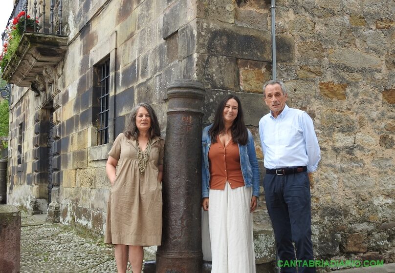 En la imagen Montserrat Cubría, comisaria del 400 aniversario, Marta Cobo, concejala de Cultura y Santiago Rego, alcalde de Liérganes, en la Plaza de los Cañones