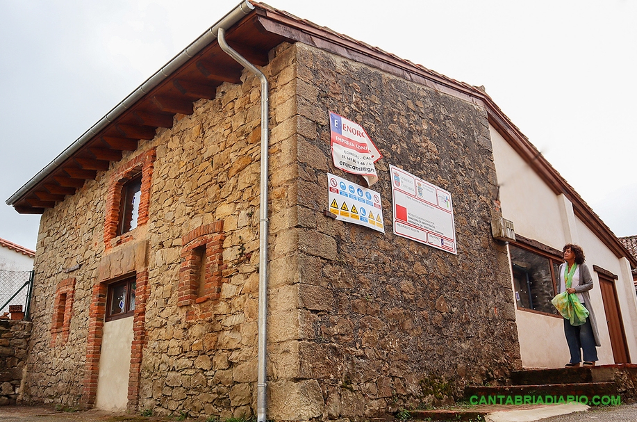 La alcaldesa, María Teresa Noceda Llano, visita la
finalización de las obras del teleclub de Trasvía