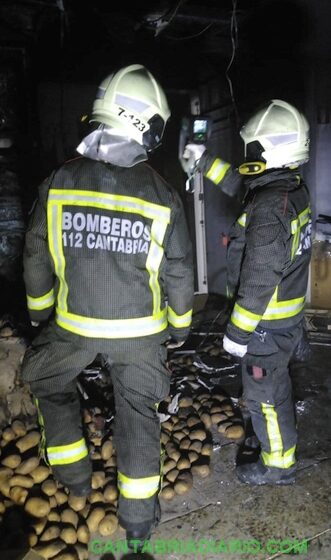  Bomberos del 112 extinguen un incendio en un supermercado de Cabezón de la Sal