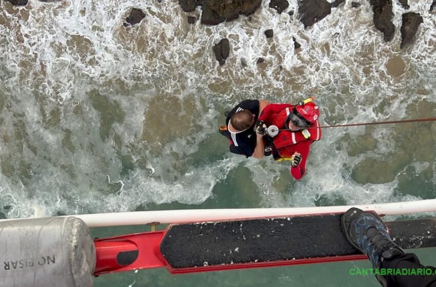  El helicóptero del gobierno de Cantabria rescata a un hombre que se había quedado atrapado en una zona de rocas entre Noja y Santoña