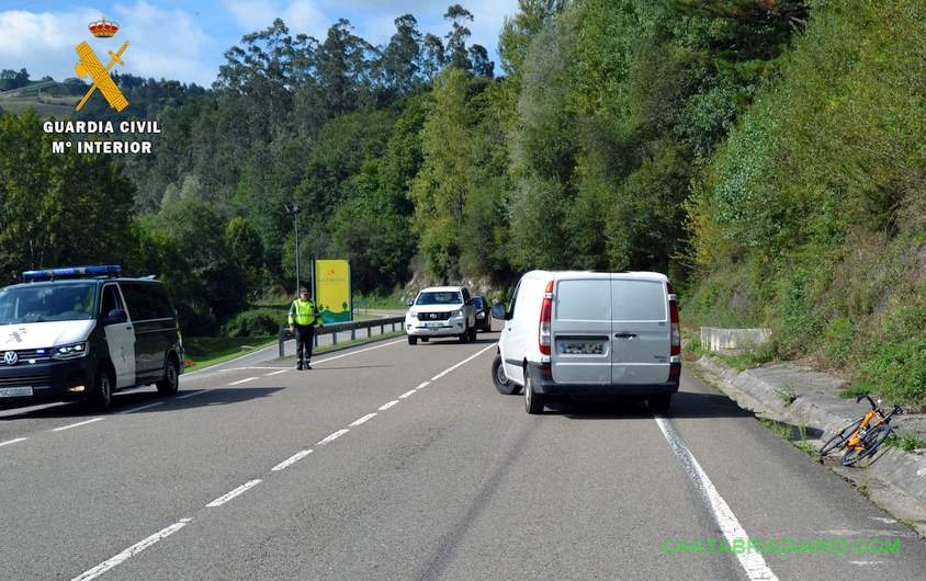La Guardia Civil detiene a un conductor que arrolló a un ciclista en Santa María de Cayón