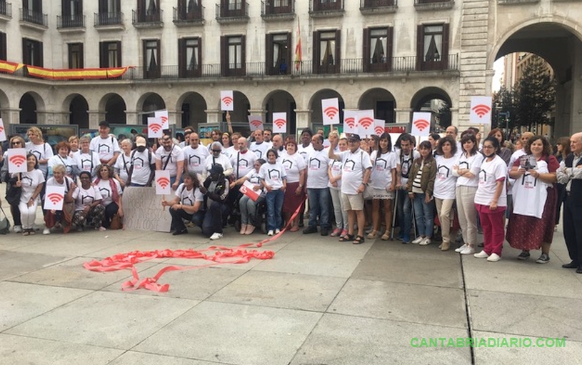  Más de cien personas se concentran en la Plaza Porticada de Santander para llamar la atención sobre la situación de las personas sin hogar