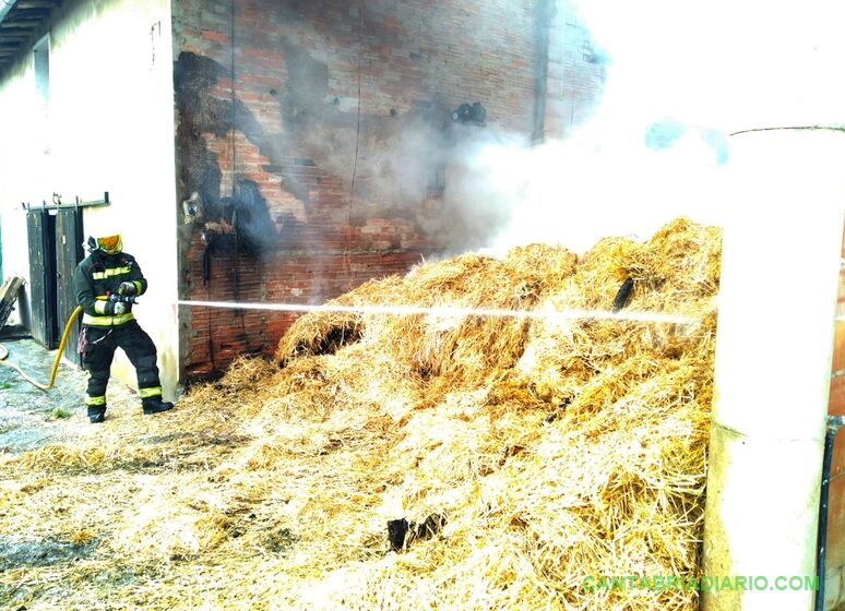  Bomberos del 112 y Torrelavega trabajan en la extinción de un incendio en un pajar y una cuadra de Udías