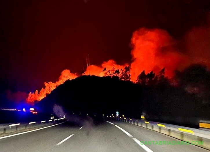 En la imagen el incendio de Golbardo Cantabria registra hoy 21 incendios forestales provocados, de los que diez se mantienen activos