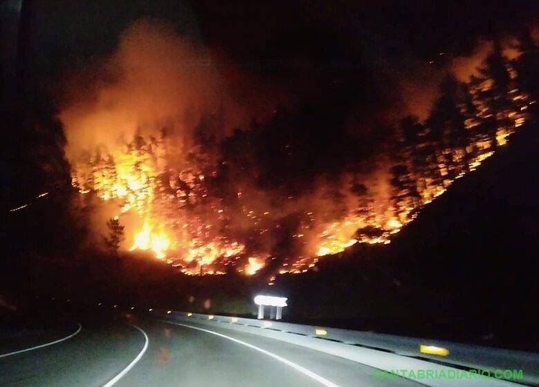 Cantabria registra en las últimas horas 29 incendios forestales de los que 17 se mantienen activos