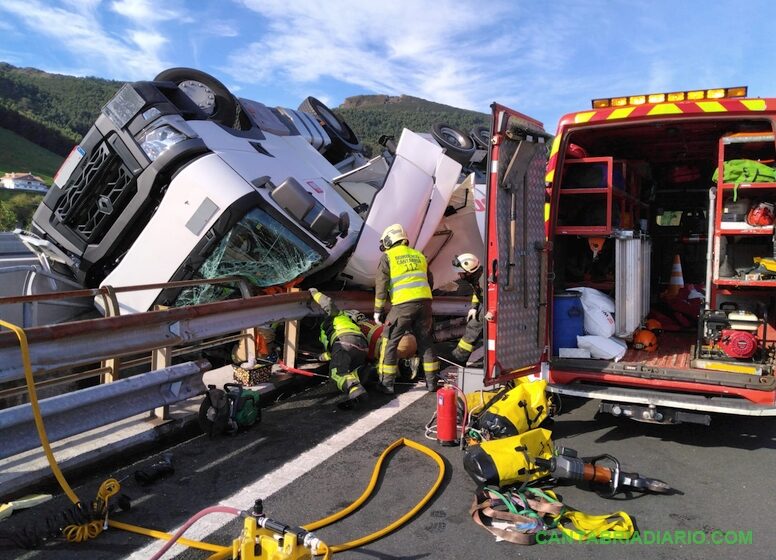 Fallece el conductor de un camión cisterna en una salida de vía con vuelo en la A-8 a la altura de Castro Urdiales
