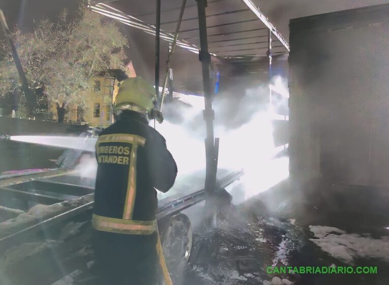 Seis camiones sufren daños por fuego en Villaescusa - Fotos hechas por los Bomberos de Santander