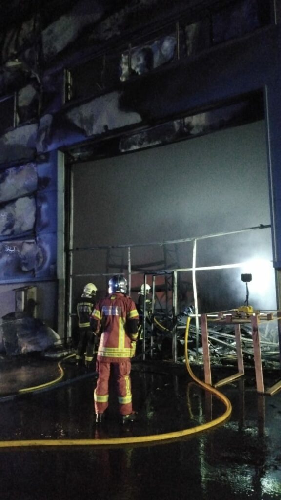 Bomberos de tres parques extinguen un incendio en una nave del polígono de Barros